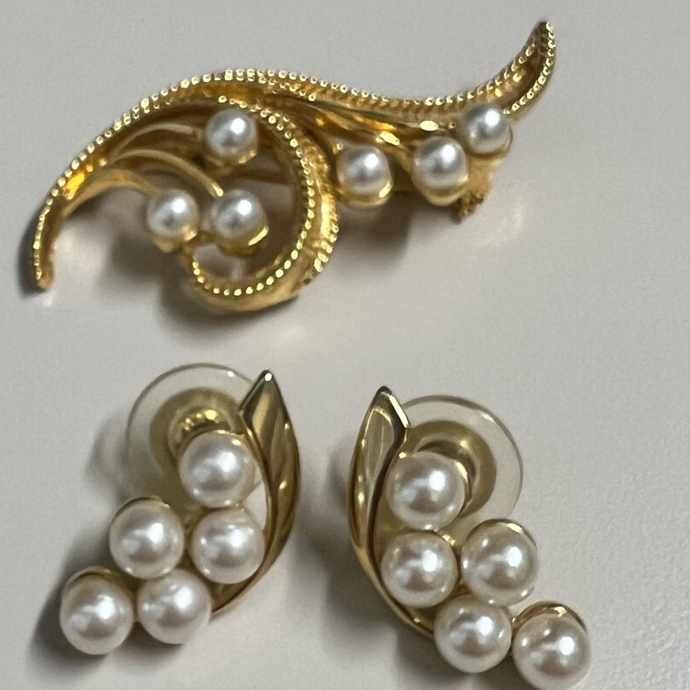 Vintage NAPIER Faux Pearl Leaf Brooch Pin Textured Leaves Gold Tone Earrings